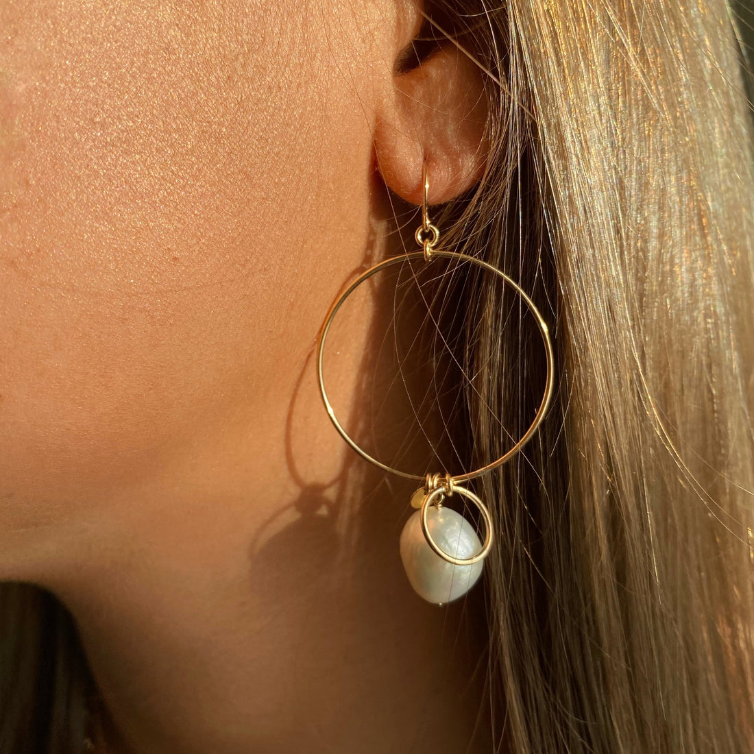 Large ring and Pearl earring - Gold, Silver >>